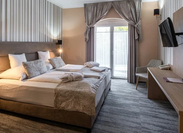 Na gości 4-gwiazdkowego hotelu czeka kilka typów pokoi oraz apartament