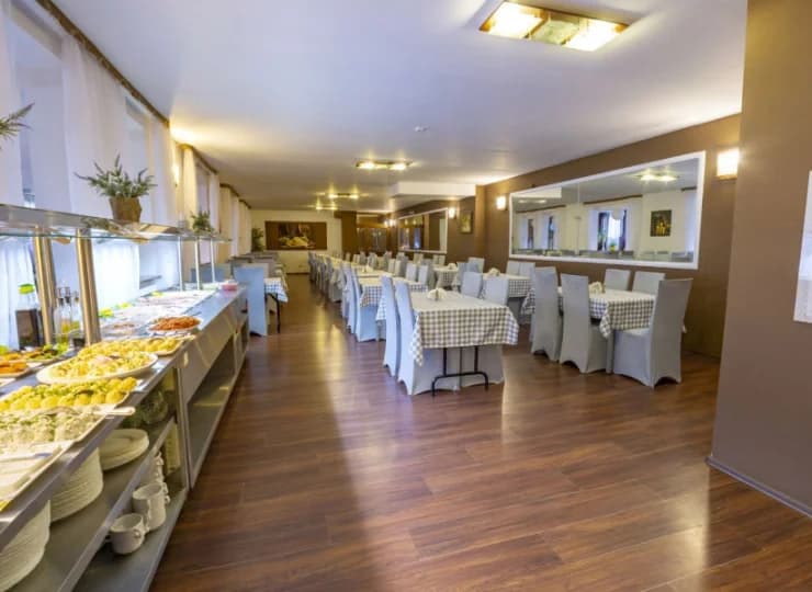 Restauracja posiada szerokie zaplecze gastronomiczne