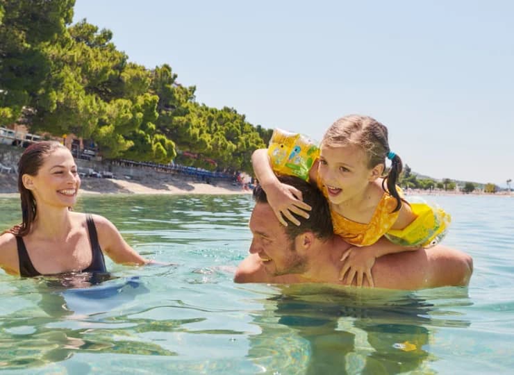 Łagodna plaża sprzyja pobytom rodzin z dziećmi