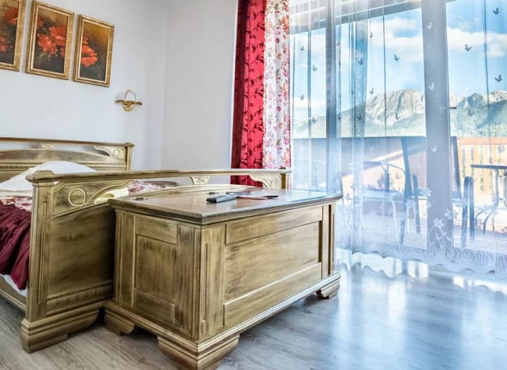 To wnętrza z drewnianymi meblami i góralskimi detalami