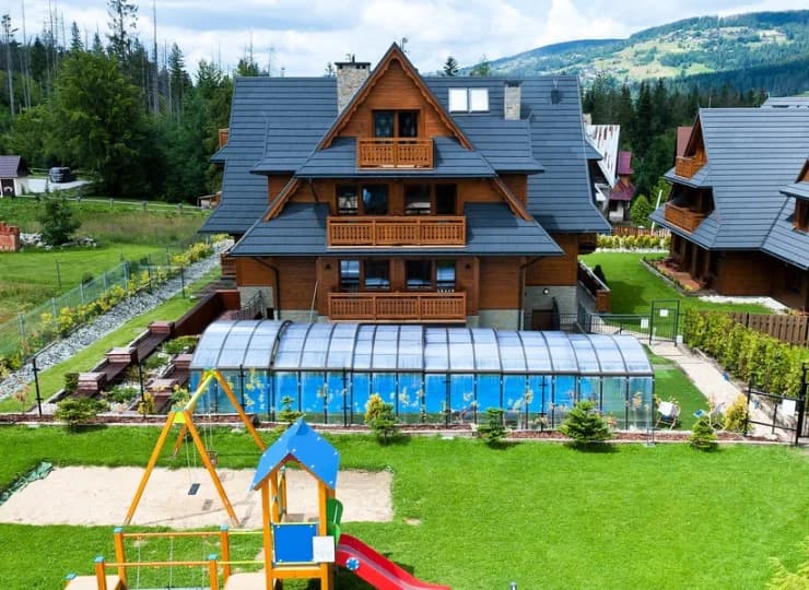 Kompleks zaprojektowany jest w góralskim stylu