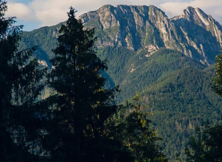 Z obiektu widać Giewont oraz inne tatrzańskie szczyty i granie