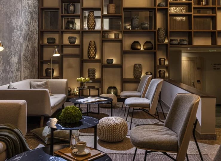 Wnętrza hotelu są eleganckie i przyjemne