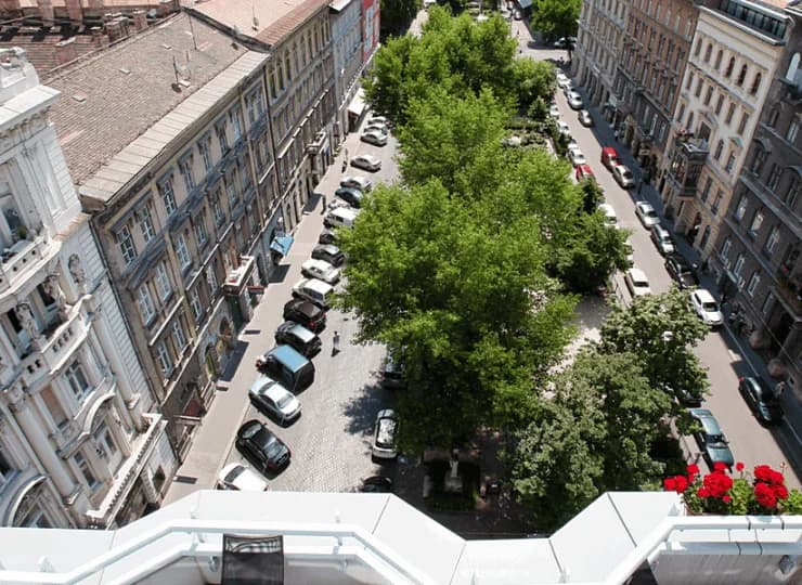 Hotel jest położony w zabytkowej dzielnicy Terézváros