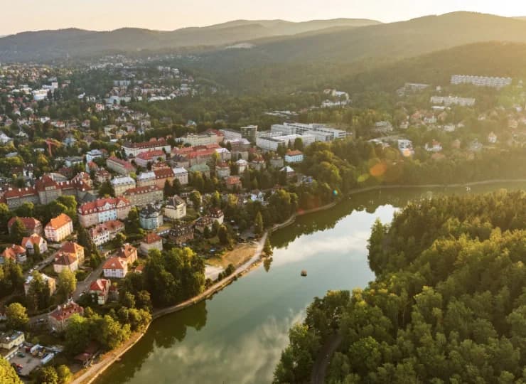 Hotel znajduje się niedaleko granicy z Polską