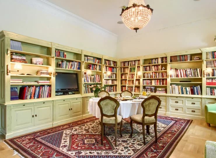 Pałacowa biblioteka oferuje odprężenie i dobrą lekturę w niezwykłym wnętrzu