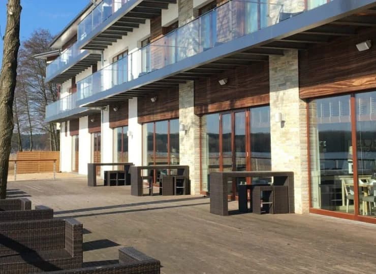 Stylistyka budynku świetnie wpasowuje się w otoczenie