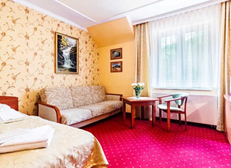 W każdym znajduje się telewizor, Wi-Fi, radio, szafa oraz biurko