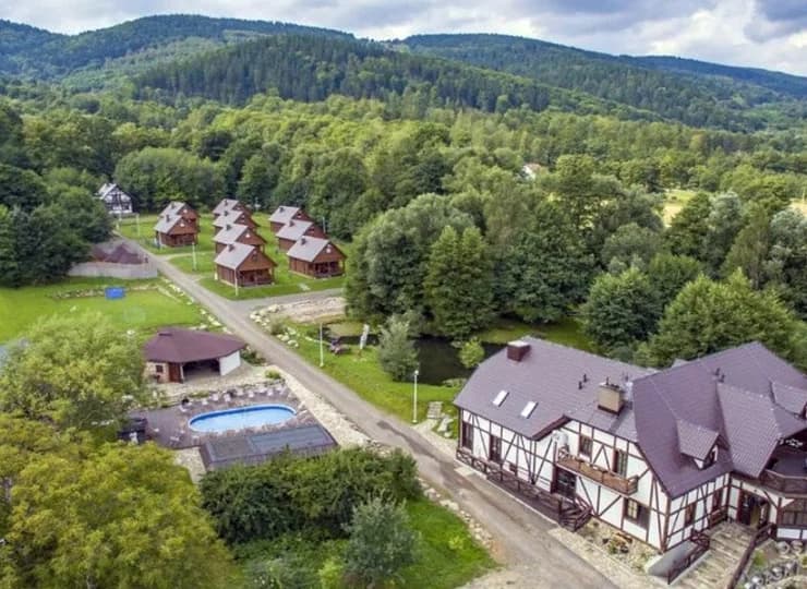 Osada składa się z 10 całorocznych drewnianych domków