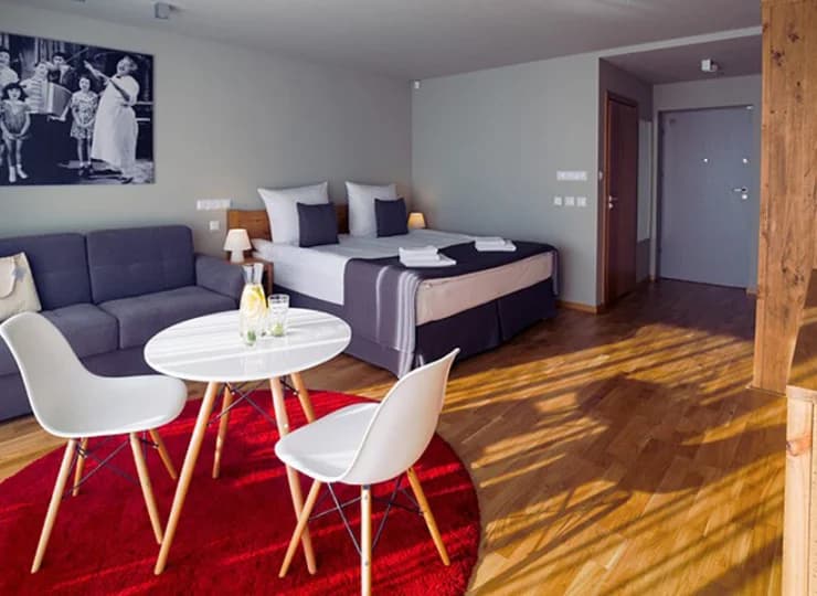 W pokoju premium jest rozkładana sofa, TV, wifi, czajnik, minibar, sejf