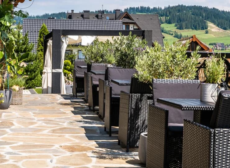 Z restauracji i tarasu widać sąsiednie góry oraz Tatry