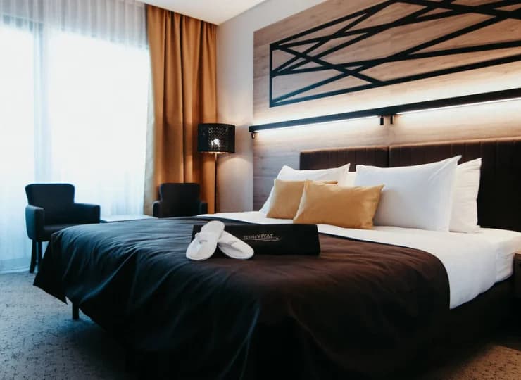 Wygodne wnętrza wyposażono m.in. w ekspres do kawy, minibar, szlafroki, sejf