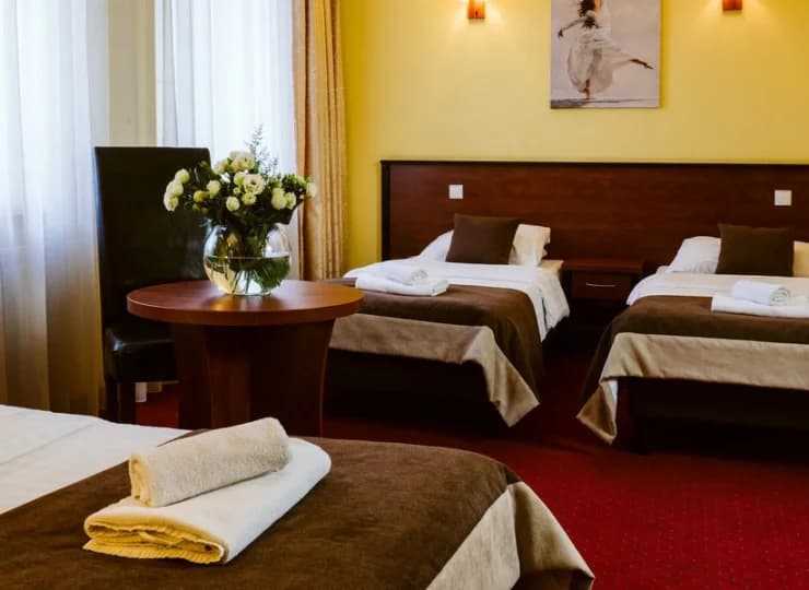W pokoju 4-osobowym przygotowano 4 pojedyncze łóżka z możliwością łączenia