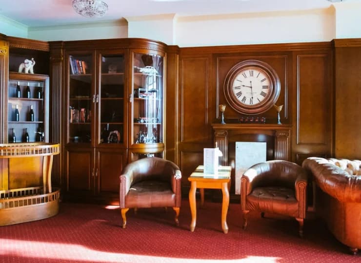 Sala kominkowa to miejsce, w którym zatrzymał się czas