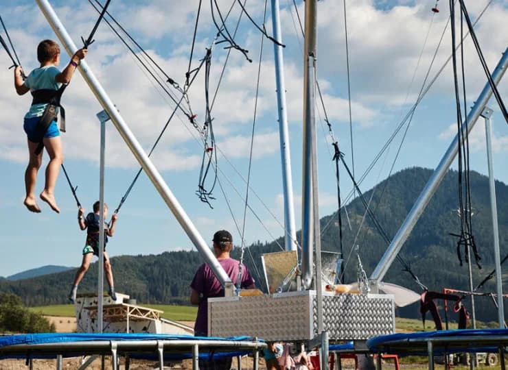 Dzieci mogą bezpiecznie skakać na bungee trampolinach