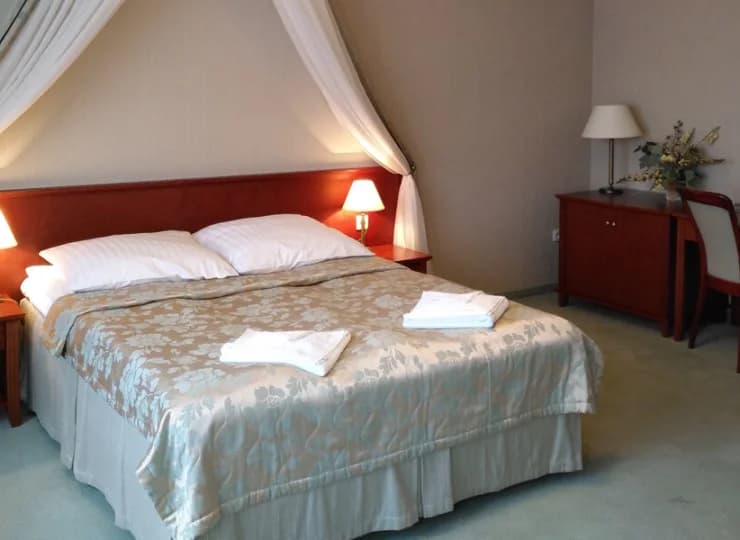 W apartamencie wstawiono łóżko podwójne oraz 2 łóżka pojedyncze