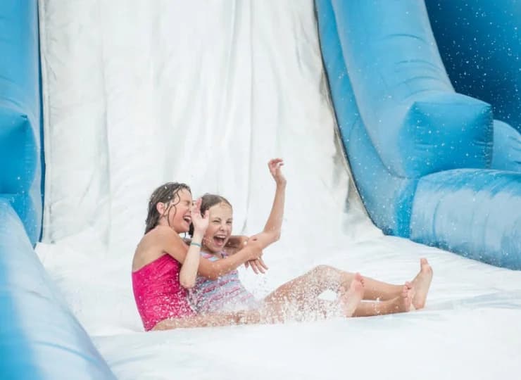 Kraina dmuchańców to m.in. 7-metrowa zjeżdżalnia wodna Hippo Slide