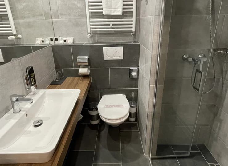 W nowoczesnej łazience jest pełen węzeł sanitarny