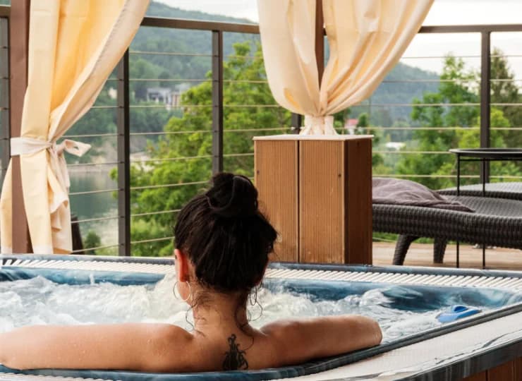 Jest także zewnętrzne jacuzzi z widokiem na Jezioro Solińskie