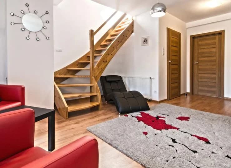 Apartamenty są dwupoziomowe, wyposażone nowoczesnymi meblami