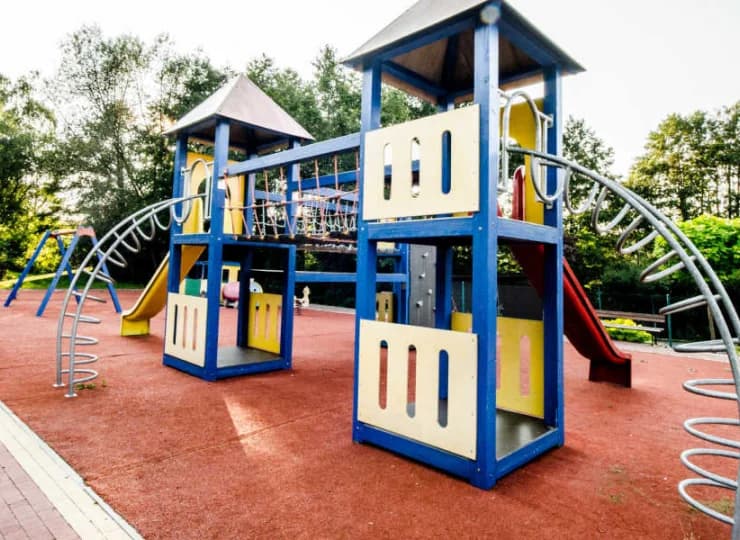 Z myślą o najmłodszych przygotowano kolorowy plac zabaw