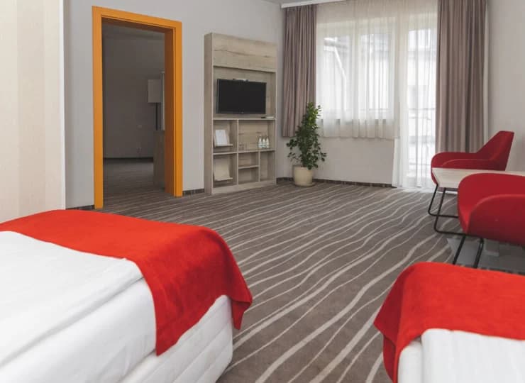 Dwuosobowy pokój typu twin posiada dwa osobne łóżka