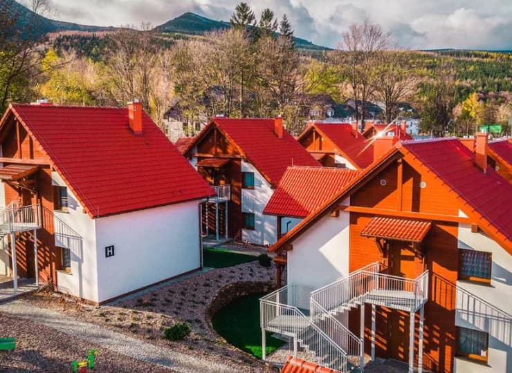 Apartamenty mieszczą się w nowych, zadbanych domkach