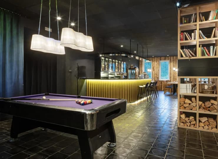 W lobby mieści się drink bar oraz stylowo zaaranżowany stół bilardowy