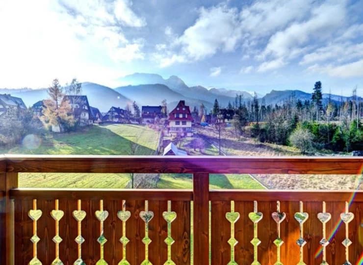 Z balkonu apartamentu rozciąga się malowniczy widok na Tatry