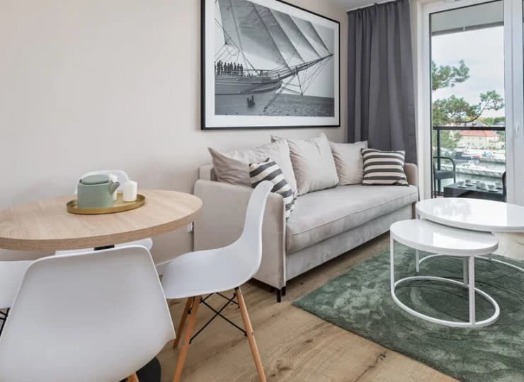 Rozkładana sofa w salonie posiada funkcję spania dla 2 osób
