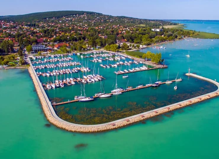 Wellness Hotel Laroba mieści się tylko 100 m od brzegu jeziora i mariny
