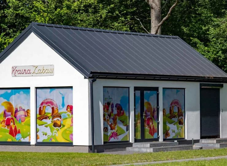 Kraina Zabaw mieści się w odrębnym budynku