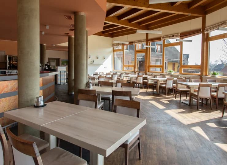Wnętrza hotelowej restauracji