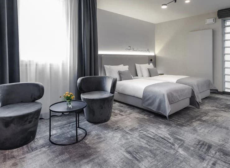 Przygotowano tutaj komfortowe pokoje i apartamenty