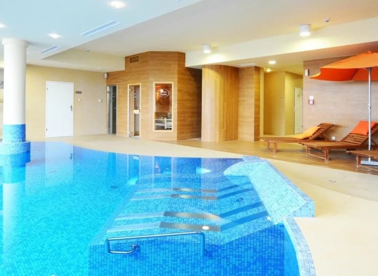 Hotel Alpejski dysponuje basenem z oraz strefą saun