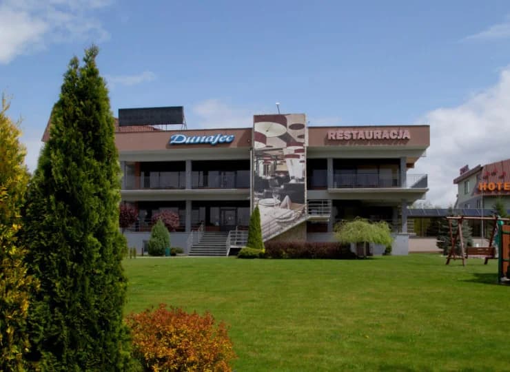 Hotel jest otoczony zielonym ogrodem