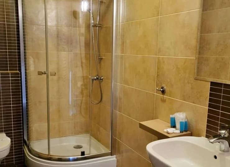 W łazienkach znajduje się prysznic albo wanna