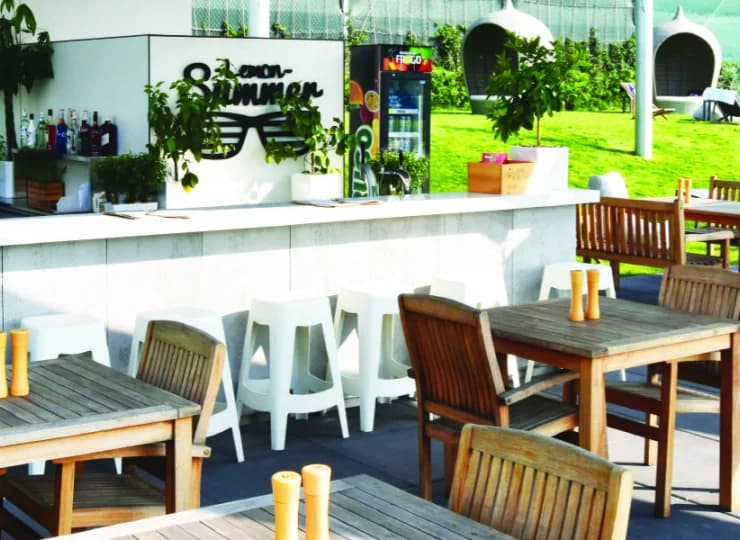 Latem na orzeźwiające drinki zaprasza Beach Bar przy zewnętrznym basenie