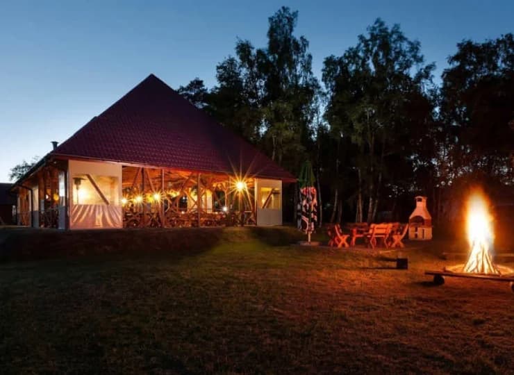 Na terenie obiektu mieści się chata grillowa i miejsce na ognisko
