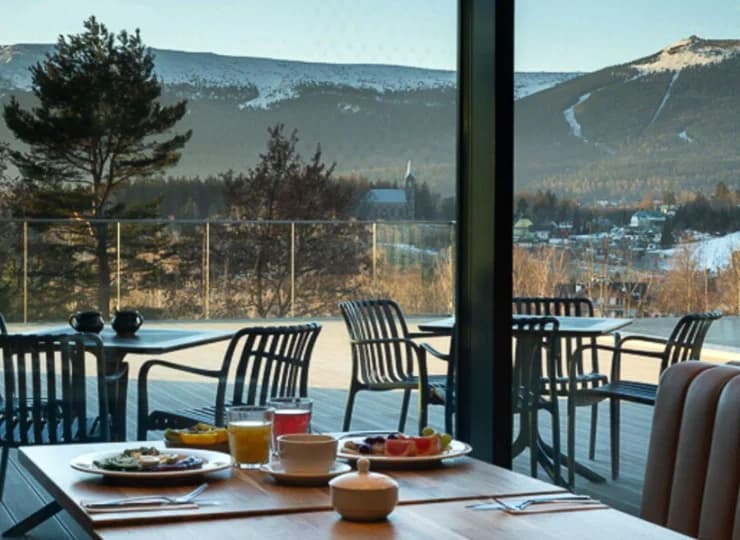 Restauracja z widokiem na góry w Happy Valley Resort