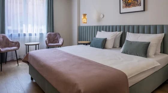 Hotel H12