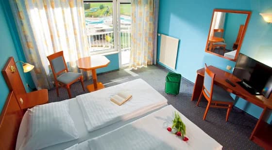 Pokój comfort 2+2 widok na basen