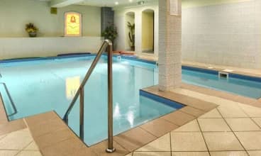 Hotel Kryształ posiada kryty basen oraz strefa zabiegową