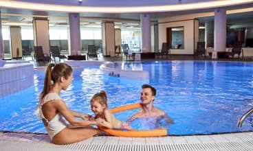 W skład kompleksu basenowego wchodzą aż 3 baseny i jacuzzi
