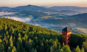 Jedną z pobliskich atrakcji jest wieża widokowa na Modyni w Beskidzie Wyspowym