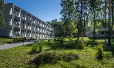 Hotel*** NAT Krynica Morska to otoczony bujną roślinnością kompleks nad morzem