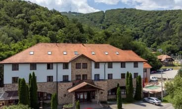 Hotel jest malowniczo położony w podgórskiej okolicy, przy granicy ze Słowacją