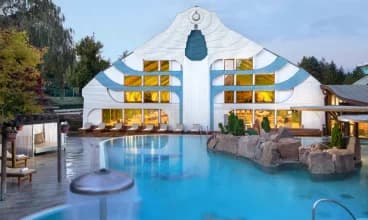 NaturMed Hotel Carbona znajduje się w centrum uzdrowiska Hévíz