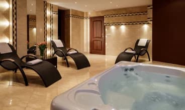 Tutejsza strefa wellness umożliwia korzystanie z jacuzzi i leżaków