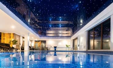Goście Olivina Park mogą korzystać bezpłatnie z basenu w hotelu Amber Park